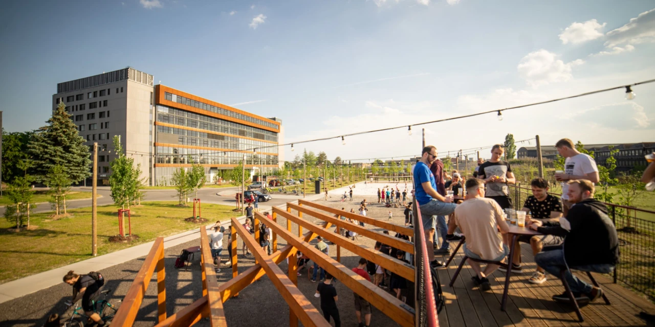 Největšímu brněnskému brownfieldu, kde Nová Zbrojovka vzniká, postupně vracíme život